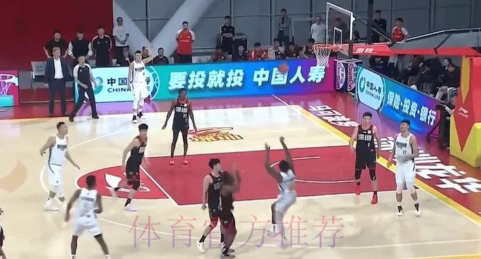 杰曼高难度三分强投压哨打板命中，北京三节落后8分